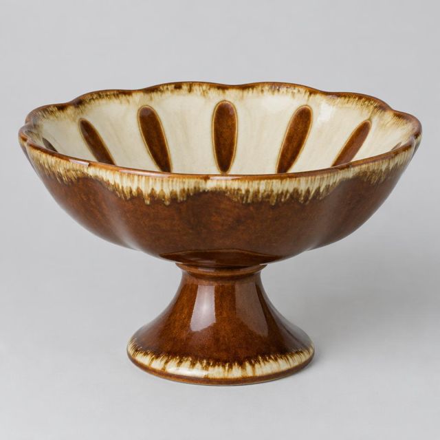 Brązowo-kremowa ceramiczna patera na nóżce