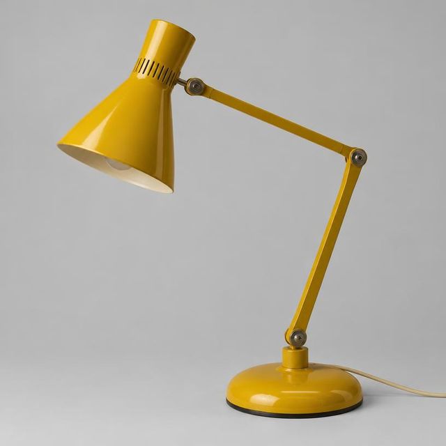 Musztardowa lampa biurkowa