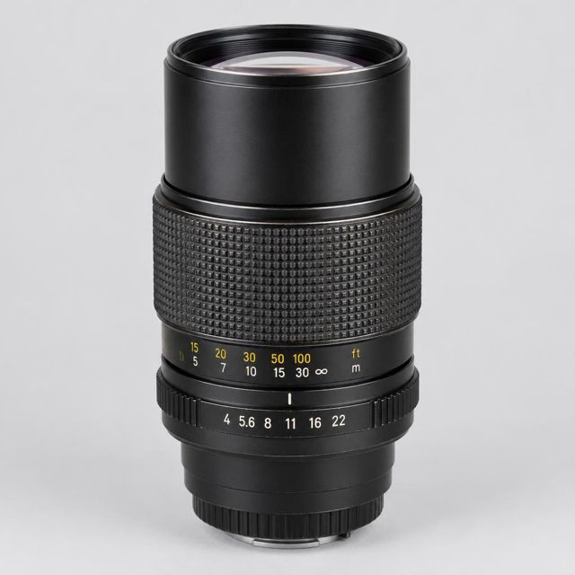 Czarny obiektyw 135 mm